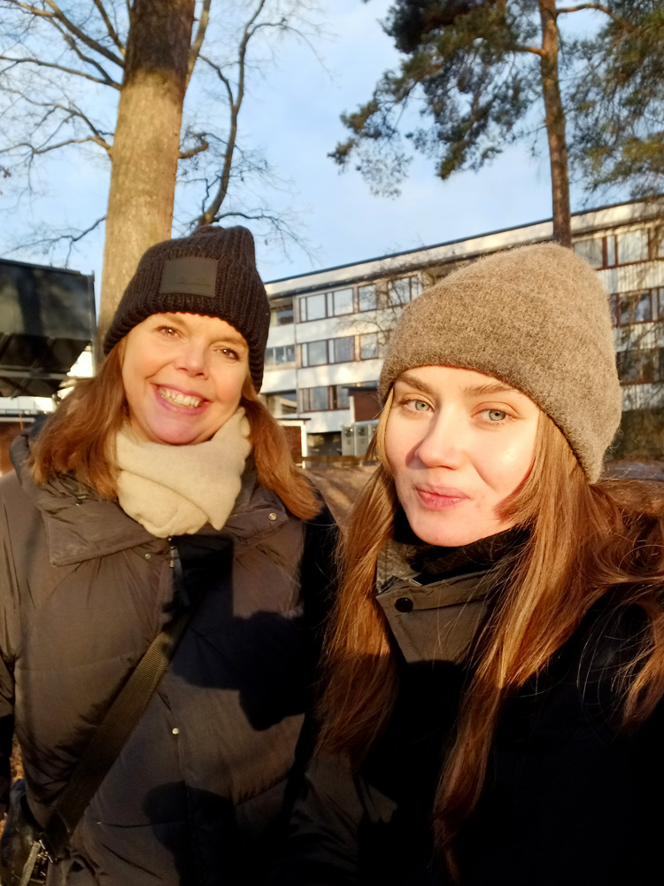 Sanna Berg och Anna-Karin Pettersson inventerar utemiljön i Hässleby Strand och Vinsta.
